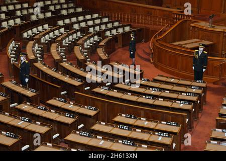 Tokyo, Giappone. 12 novembre 2021. Il membro delle Guardie imperiali è in guardia prima dell'apertura della 206a sessione di dieta speciale alla Dieta Nazionale di Tokyo, Giappone, venerdì 12 novembre 2021. Foto di Keizo Mori/UPI Credit: UPI/Alamy Live News Foto Stock