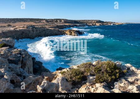 Mare mosso in una giornata di venti alti al Parco Nazionale di Cipro Capo Greco. Foto Stock