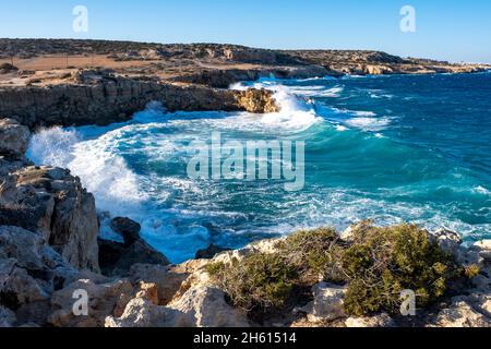 Mare mosso in una giornata di venti alti al Parco Nazionale di Cipro Capo Greco. Foto Stock