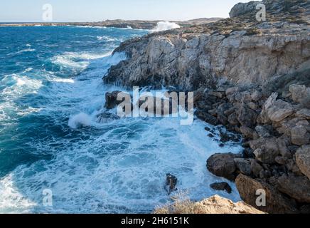 Mare mosso in una giornata di venti alti al Parco Nazionale di Cipro Capo Greco. Foto Stock