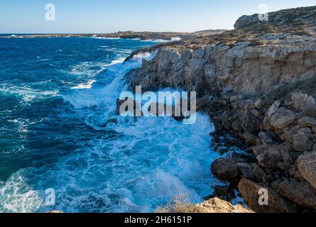 Mare mosso in una giornata di venti alti al Parco Nazionale di Cipro Capo Greco. Foto Stock