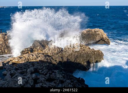 Mare mosso in una giornata di venti alti al Parco Nazionale di Cipro Capo Greco. Foto Stock