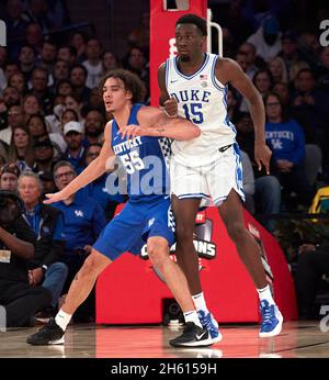 New York, New York, Stati Uniti. 9 Nov 2021. Kentucky Wildcats Forward Lance Ware (55) e Duke Blue Devils centrano Mark Williams (15) nella prima metà durante lo state Farm Champions Classic al Madison Square Garden a New York City. Duke sconfisse il Kentucky 79-71. Duncan Williams/CSM/Alamy Live News Foto Stock