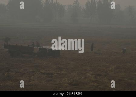 Lahore, Punjab, Pakistan. 10 novembre 2021. La gente pakistana si è impegnata nel loro lavoro di routine in condizioni di smog a Lahore. Come lo smog riemerge nella capitale provinciale e la qualità dell'aria della città è dichiarata ''˜molto malsana', le autorità si sono svegliate al fenomeno e hanno deciso di prendere determinate azioni per controllarlo. (Credit Image: © Rana Sajid Hussain/Pacific Press via ZUMA Press Wire) Credit: ZUMA Press, Inc./Alamy Live News Foto Stock