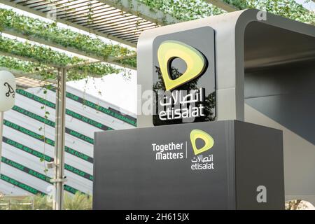 '11.11.2021 - Dubai, Emirati Arabi Uniti - Etisalat Business Logo sign outdoor per le telecomunicazioni nel fornitore nazionale di reti mobili. Foto Stock