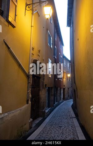 Strette strade medievali acciottolate vicino alla cattedrale nel centro storico di Mende, Lozere, Francia Foto Stock