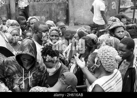 Un gruppo di persone in una zona rurale in Africa. Foto Stock