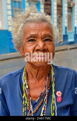 Scena stradale nel centro di l'Avana. Una donna anziana, la Habana (l'Avana), Habana, Cuba Foto Stock