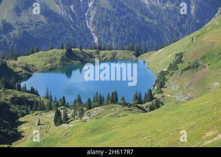 Vista sul Seealpsee nelle Alpi di Allgäu vicino a Oberstdorf Foto Stock