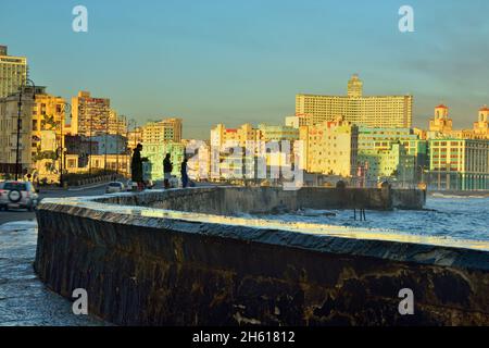 Malecón (ufficialmente Avenida de Maceo) ha fatto da sagome ai pescatori che si trovavano in piedi sul muro di mare la mattina . La Habana (l'Avana), Habana, Cuba Foto Stock