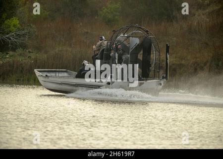 Idroscivolante con pescatori nella via navigabile Intracoastal, Aransas NWR, Texas, USA Foto Stock