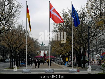 Berlino, Germania. 11 Nov 2021. Le bandiere ritratto di Germania, Danimarca ed Europa, con la porta di Brandeburgo sullo sfondo. La Regina Margrethe II di Danimarca e l'erede al trono sono in Germania per una visita di stato della durata di diversi giorni. Credit: Philipp Znidar/dpa/Alamy Live News Foto Stock