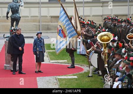 Baviera, Germania. 12 novembre 2021. Il primo Ministro Soeder accoglie la Regina Margrethe II di Danimarca in Baviera il 12 novembre 2021 presso la Koenigsbauplatz nella Residenz di Monaco. Credit: dpa Picture Alliance/Alamy Live News Foto Stock