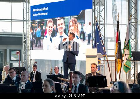 Dresda, Germania. 12 novembre 2021. Il Presidente del Ministro Michael Kretschmer (CDU) interviene durante la cerimonia della polizia di Sassonia all'aeroporto di Dresda. Qui, 714 tirocinanti o studenti vengono giurati al Terminal 1 dell'Aeroporto di Dresda. Credit: Daniel Schäfer/dpa-Zentralbild/dpa/Alamy Live News Foto Stock