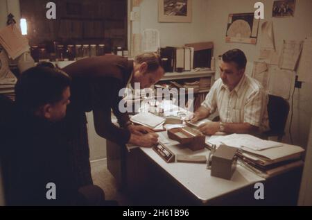 Gli ispettori dell'agenzia per la protezione ambientale si presentano ad un vicepresidente della Valley Chemical Company, Greenville, Mississippi, prima di effettuare un'ispezione periodica di routine ca. Marzo 1974 Foto Stock