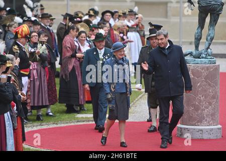 Baviera, Germania. 12 novembre 2021. Il primo Ministro Soeder accoglie la Regina Margrethe II di Danimarca in Baviera il 12 novembre 2021 presso la Koenigsbauplatz nella Residenz di Monaco. Credit: dpa Picture Alliance/Alamy Live News Foto Stock