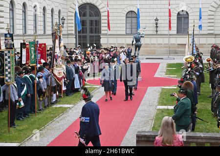 Baviera, Germania. 12 novembre 2021. Il primo Ministro Soeder accoglie la Regina Margrethe II di Danimarca in Baviera il 12 novembre 2021 presso la Koenigsbauplatz nella Residenz di Monaco. Credit: dpa Picture Alliance/Alamy Live News Foto Stock