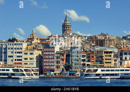 Il colorato skyline della città di Istanbul con il simbolo della Torre Galata nel quartiere Beyoglu, Turchia Foto Stock