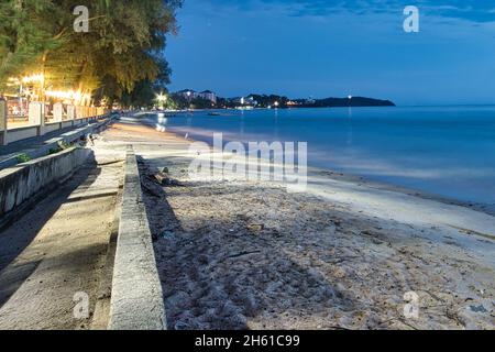 PORT DICKSON, MALESIA - Sep 22, 2021: Una foto alla spiaggia di Port Dickson subito dopo il tramonto quando la luce pubblica si accende Foto Stock