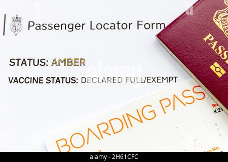 Passaporto, carta d'imbarco e modulo di identificazione dei passeggeri. Alcuni dei documenti richiesti per i viaggi internazionali durante la pandemia di Covid-19. Foto Stock
