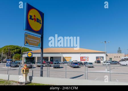 Lefkada. Grecia-10.30.2021. L'unico ramo della catena tedesca di supermercati Lidl su tutta l'isola con un buon parcheggio. Foto Stock