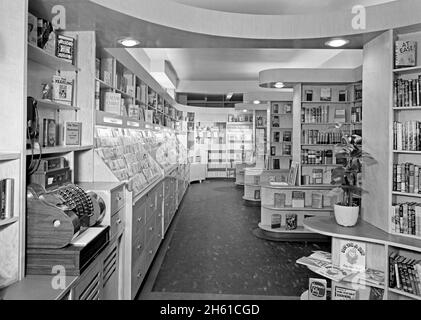 Dover Book Shop, business a 2672 Broadway, New York City; 1945 Foto Stock