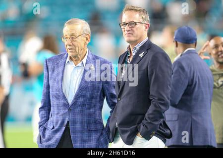 Giovedì 11 novembre 2021; Miami Gardens, Florida USA; Miami Dolphins Presidente del Consiglio di Amministrazione e Managing General Partner con Vice Presidente, Presidente A. Foto Stock