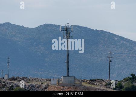 Un albero di trasmissione wifi situato sulla cima di una montagna. Foto Stock