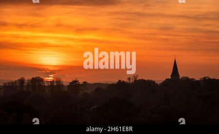 Autunno novembre tramonto sopra l'alto weald e skyline di Old Heathfield in East Sussex, sud-est Inghilterra Regno Unito. Foto Stock