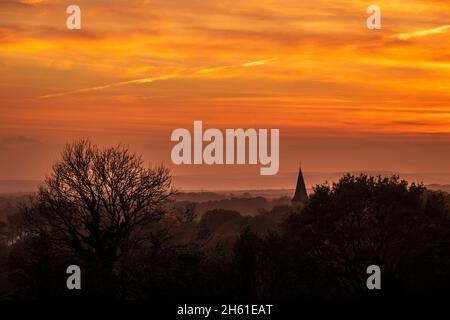 Autunno novembre tramonto sopra l'alto weald e skyline di Old Heathfield in East Sussex, sud-est Inghilterra Regno Unito. Foto Stock