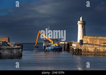 BUCKIE HARBOUR MORAY FIRTH SCOTLAND BLU E GIALLO DRAGHE SABBIA CHIARA DALL'ENTRATA AL PORTO Foto Stock