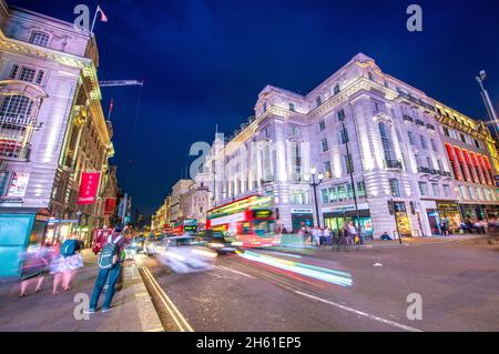 LONDRA, REGNO UNITO - Giugno 30, 2015: Il traffico cittadino di notte da Piccadilly Circus a Londra, Regno Unito in lunga esposizione Foto Stock