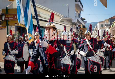 Lefkada. Grecia. 10.28.2021. Ritratti dei membri della banda militare durante la celebrazione del Greek Oxi Day. Foto Stock