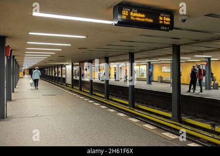 Zoologischer Garten fermata della metropolitana U-bahn all'interno della stazione ferroviaria di Charlottenburg, Berlino. Serve la linea U2 Foto Stock