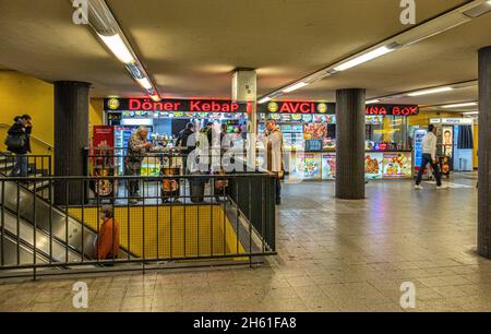 Stazione della metropolitana Zoologischer Garten U-bahn Sala d'ingresso della stazione ferroviaria di Charlottenburg, Berlino . Foto Stock