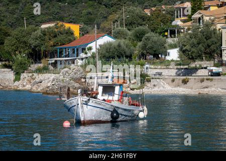 Lefkada. Grecia- 10.27.2021. Una tipica piccola barca da pesca greca per la pesca sostenibile vicino alla riva. Foto Stock