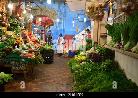 Mercato della frutta marocchino nella città di Tangeri Foto Stock