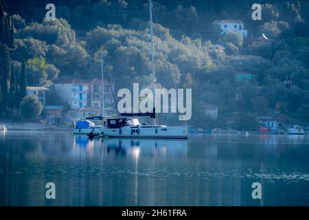 Lefkada. Grecia- 10.27.2021. Barca a vela ormeggiata sulle calme acque della baia di Nydri in preparazione per l'inverno. Foto Stock