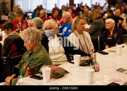 BLOOMINGTON, STATI UNITI D'AMERICA - 2021/11/11: I membri della comunità e i veterani ascoltano i nomi di 129 veterani locali che sono morti l'anno scorso sono letti durante una cerimonia di Veterans Day tenutasi al Burton Woolery American Legion Post 18, Giovedì 11 novembre 2021 a Bloomington, Ind. (Foto di Jeremy Hogan/The Bloomingtonian) Foto Stock
