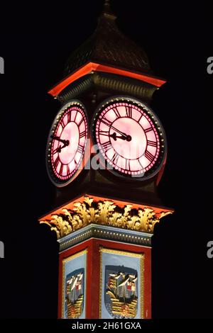 Weymouth orologio di notte sul lungomare di Weymouth sulla costa jurassic a Dorset Foto Stock