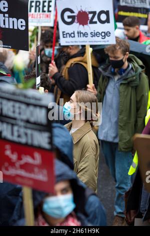 I manifestanti si dirigono verso l'ambasciata israeliana in solidarietà con il popolo palestinese di Londra nel corso del conflitto con Israele. Foto Stock