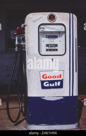 Gulf gas pompa, Waynesville, Ohio; ca. 1977 Foto Stock