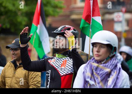 I manifestanti si dirigono verso l'ambasciata israeliana in solidarietà con il popolo palestinese di Londra nel corso del conflitto con Israele. Foto Stock