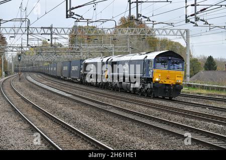 Il 12 novembre 2021, il treno a due teste per container diesel che corre sotto i cavi sulla linea principale della West Coast, in avvicinamento alla Rugeley Trent Valley Foto Stock