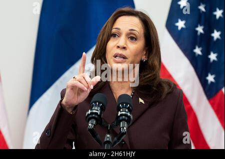 Parigi, Francia. 12 novembre 2021. Il Vice Presidente degli Stati Uniti Kamala Harris parla durante una conferenza stampa come parte della sua visita ufficiale in Francia, a Parigi il 12 novembre 2021. Foto di Laurent Zabulon/UPI Credit: UPI/Alamy Live News Foto Stock