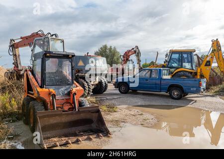 Lefkada. Grecia-10.12.2021. Macchine da costruzione pesanti nuove e vecchie in un cantiere. Foto Stock