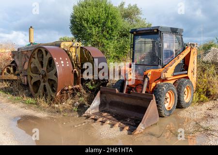 Vecchia costruzione di macchinari pesanti in un cantiere. Foto Stock