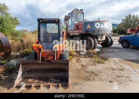 Macchinari da costruzione pesanti in un cantiere. Foto Stock