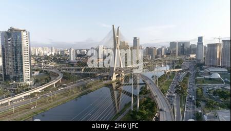 Vista aerea del ponte di Estaiada. São Paulo, Brasile. Business center. Centro finanziario. Grande paesaggio. Famoso ponte di San Paolo con i suoi stavi via cavo. Foto Stock