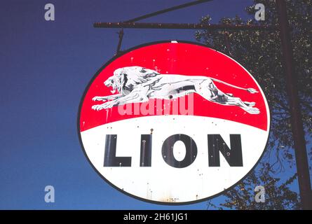 Cartello Lion Gasoline, vista ravvicinata, Route 70, Hicks Station, Arkansas; circa 1979 Foto Stock